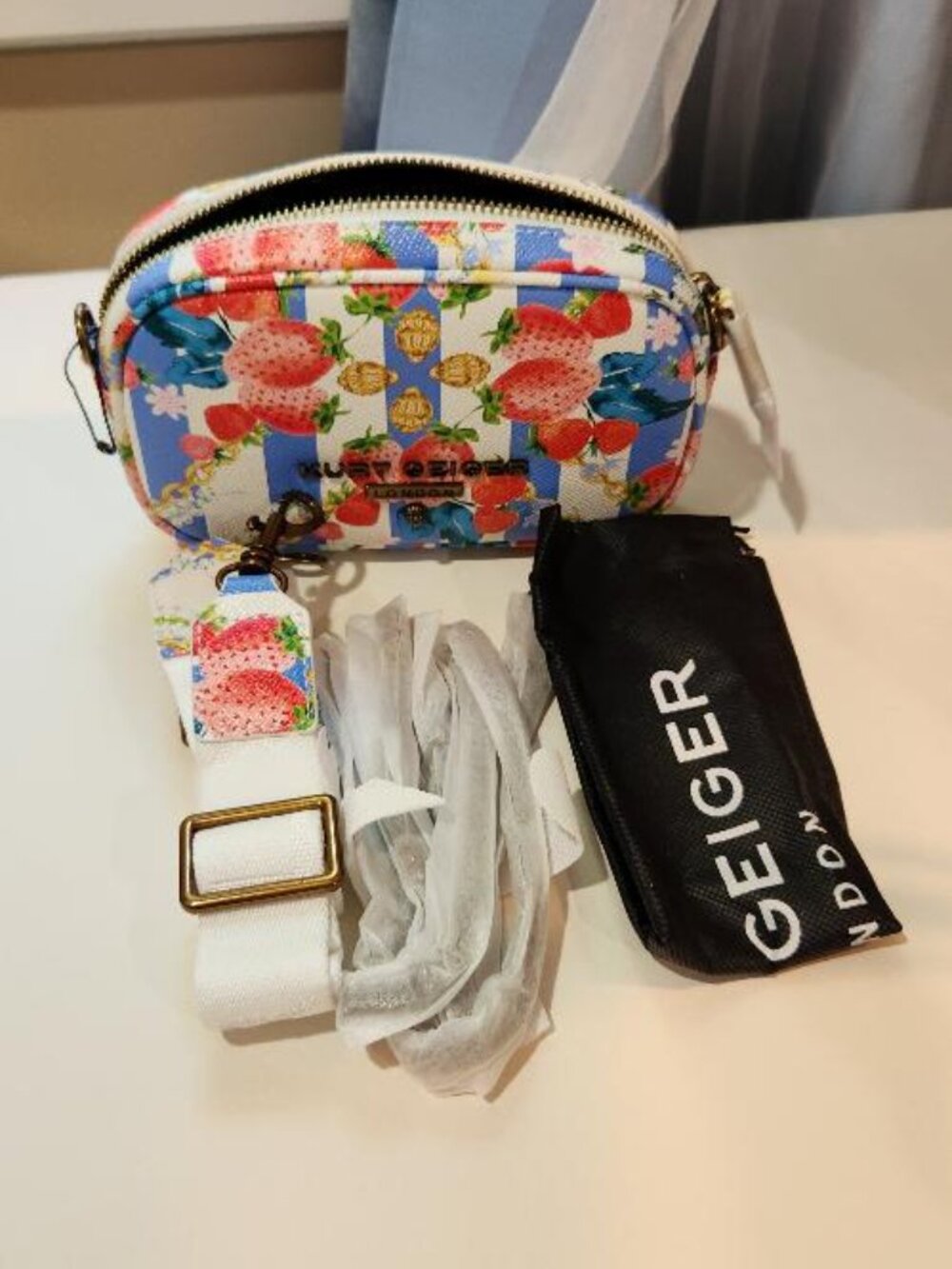 Kurt Geiger London Small Greenwich Leather Camera Bag - Picture 2 of 8
